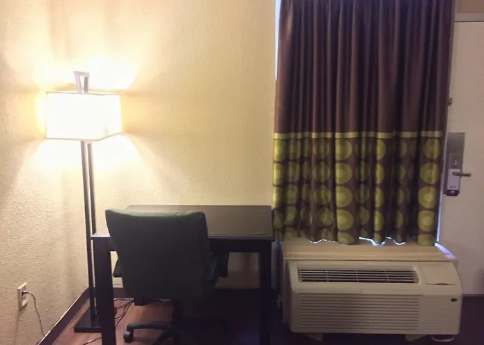 Suburban I-526 Motel 2*